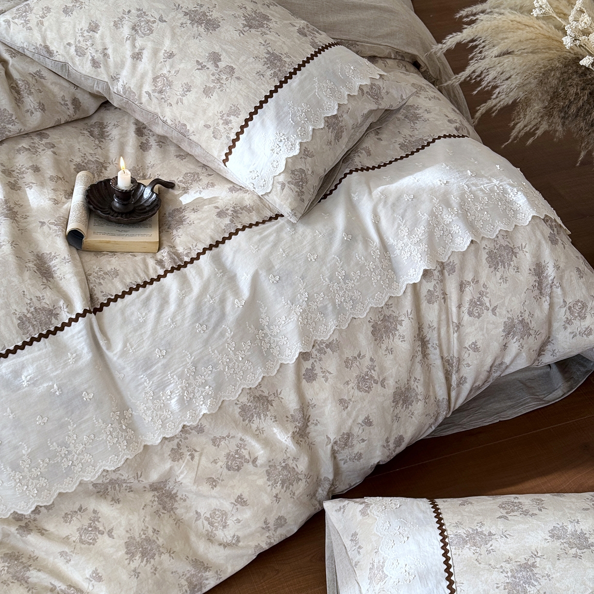 91家纺网 家纺一手货源 找家纺 淑女公社家纺 2026新款法式立体蝴蝶花边棉麻四件套 时雨 咖