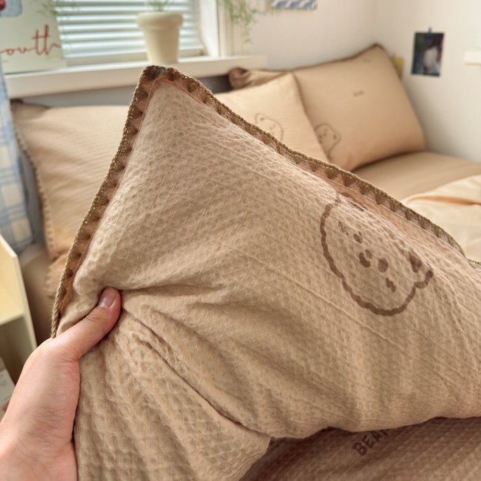 91家纺网 家纺一手货源 找家纺 曼之夏 2026新款A类全棉华夫格提花贝壳边四件套 萌动时光-咖