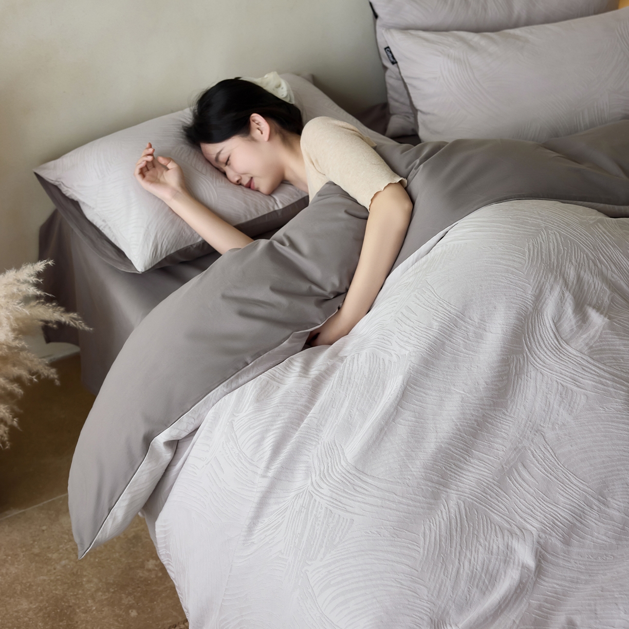 91家纺网 家纺一手货源 找家纺 小懒猪 2026新款亲肤舒适立体全棉纯棉提花四件套-系列三 布兰卡-银灰