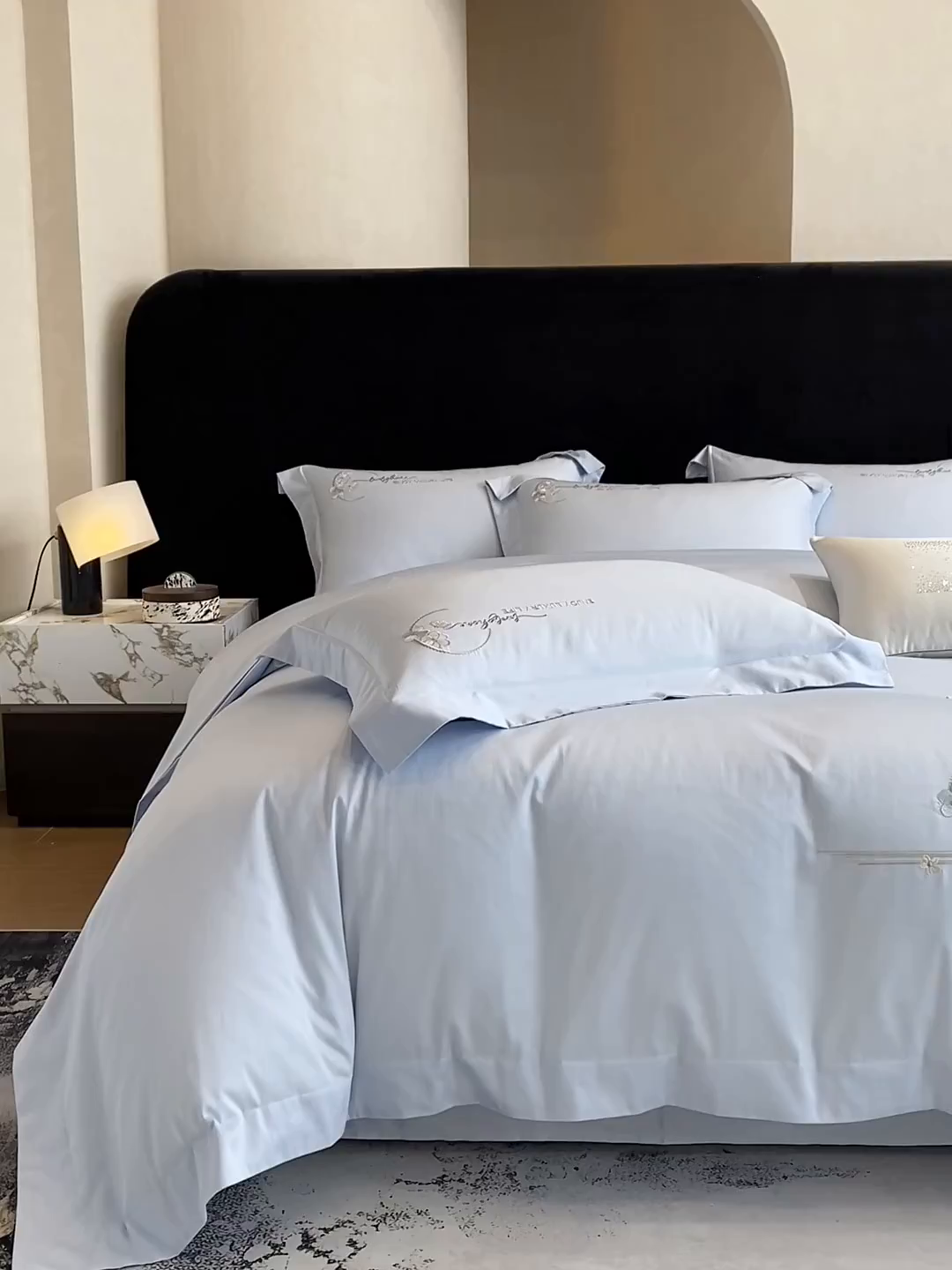 91家纺网 家纺一手货源 找家纺 欣宜家纺 2026春夏新款60支A类新疆长绒棉刺绣轻奢风四件套 樱花-天天蓝