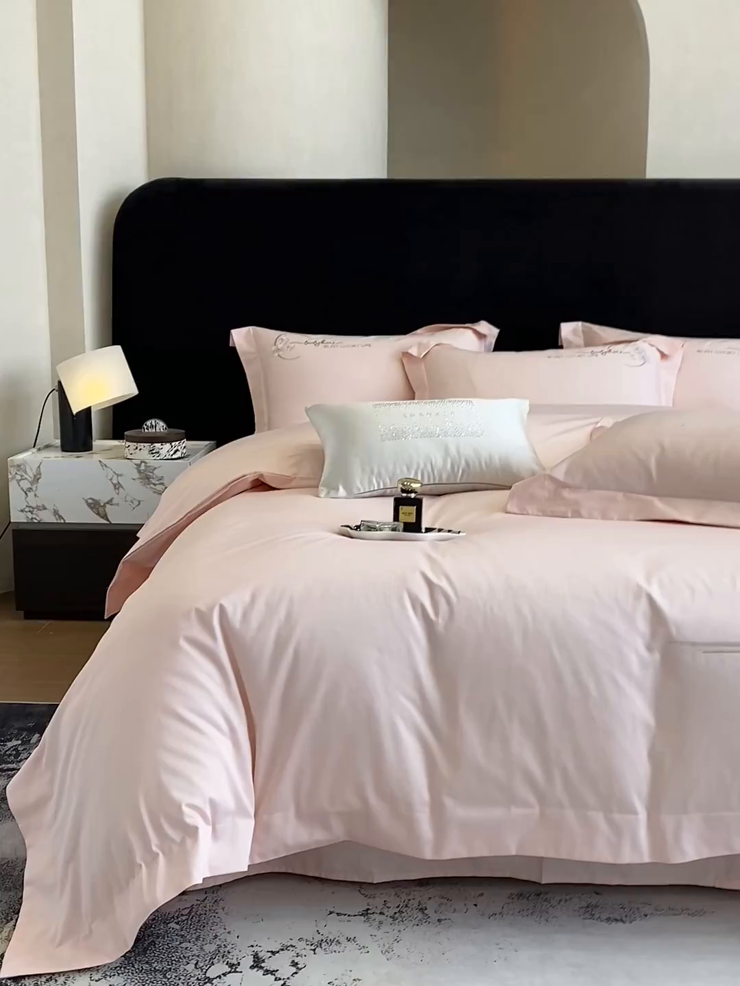 91家纺网 家纺一手货源 找家纺 欣宜家纺 2026春夏新款60支A类新疆长绒棉刺绣轻奢风四件套 樱花-白粉