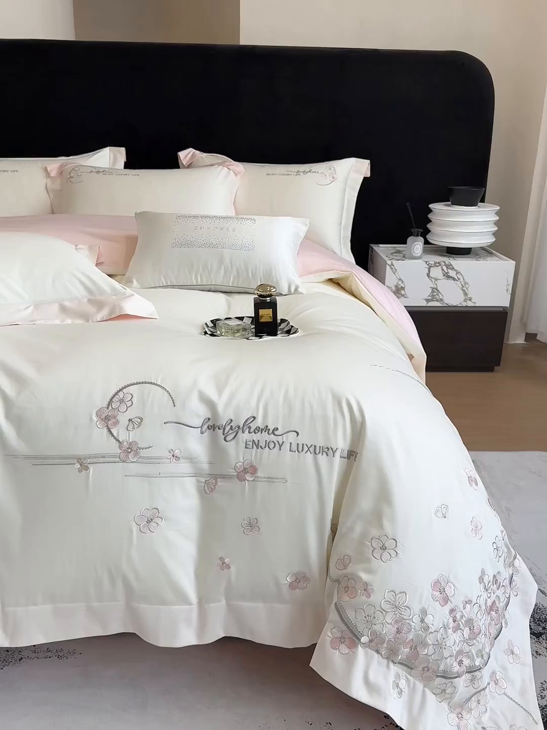 91家纺网 家纺一手货源 找家纺 欣宜家纺 2026春夏新款60支A类新疆长绒棉刺绣轻奢风四件套 樱花-少女粉