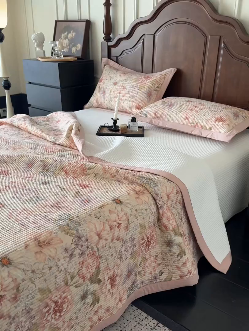 91家纺网 家纺一手货源 找家纺 yyds网供 2026春夏季A类全棉水洗棉夹棉床盖三件套绗缝印花卉ins风四季通用多功能榻榻米 会员优惠 A层全棉+B层羽丝棉+C层全棉 这个价格为销售控价 繁花梦语-印花