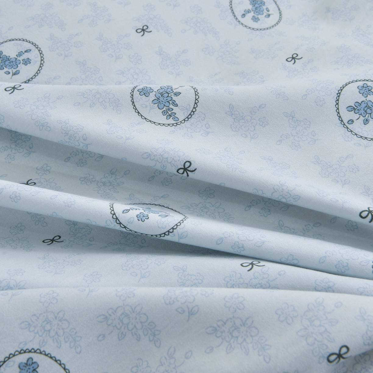 91家纺网 家纺一手货源 找家纺 小雨家纺 2026新款云锦棉韩版印花单床裙系列 花香漫漫