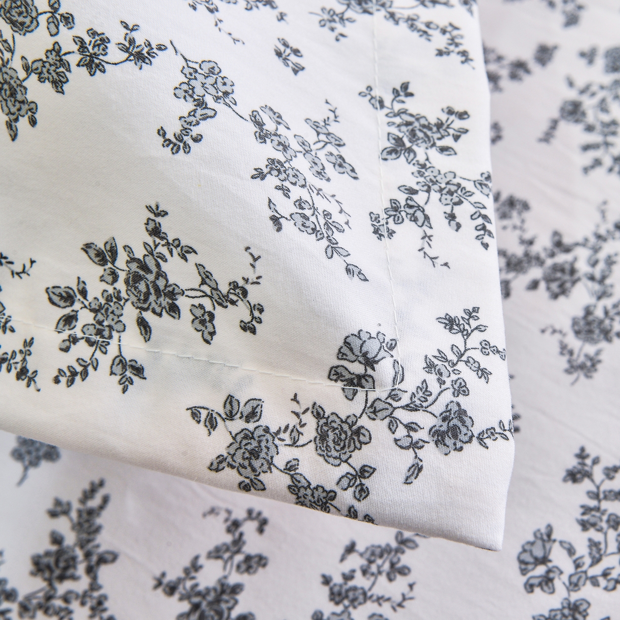 91家纺网 家纺一手货源 找家纺 小雨家纺 2026新款云锦棉韩版印花单床裙系列 成瑾9014（星河灰）