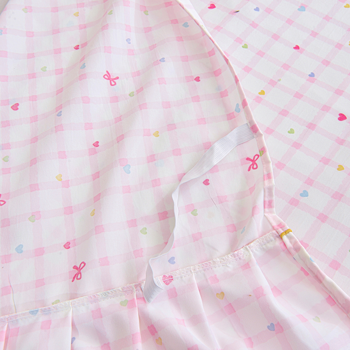 91家纺网 家纺一手货源 找家纺 小雨家纺 2026新款云锦棉韩版印花单床裙系列 爱彩（樱花粉）