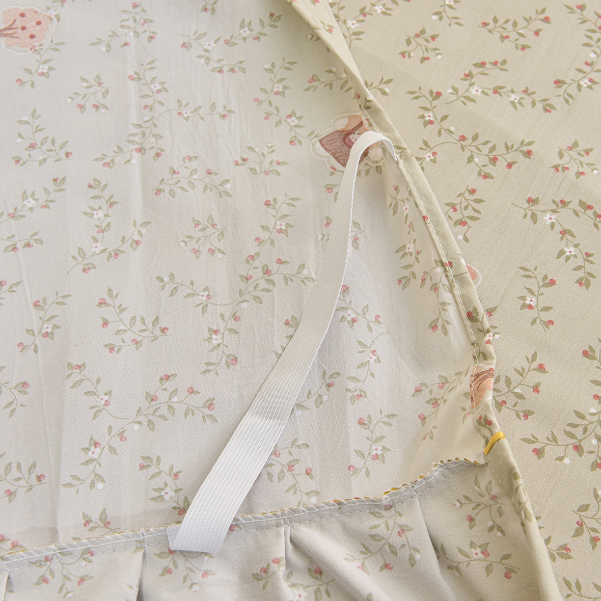 91家纺网 家纺一手货源 找家纺 小雨家纺 2026新款云锦棉韩版印花单床裙系列 爱乐兔（拿铁棕）