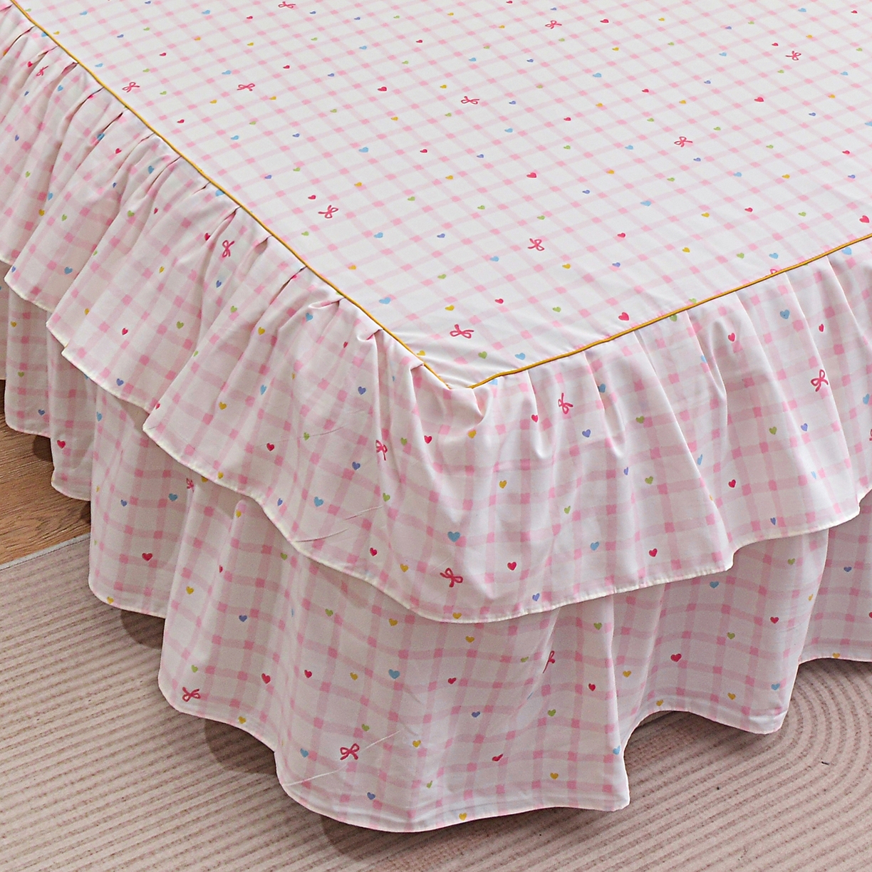 91家纺网 家纺一手货源 找家纺 小雨家纺 2026新款云锦棉韩版印花单床裙系列 爱彩（樱花粉）