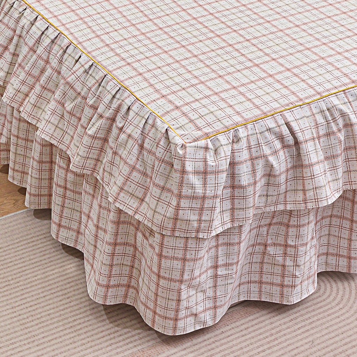 91家纺网 家纺一手货源 找家纺 小雨家纺 2026新款云锦棉韩版印花单床裙系列 卡德尔（拿铁棕）