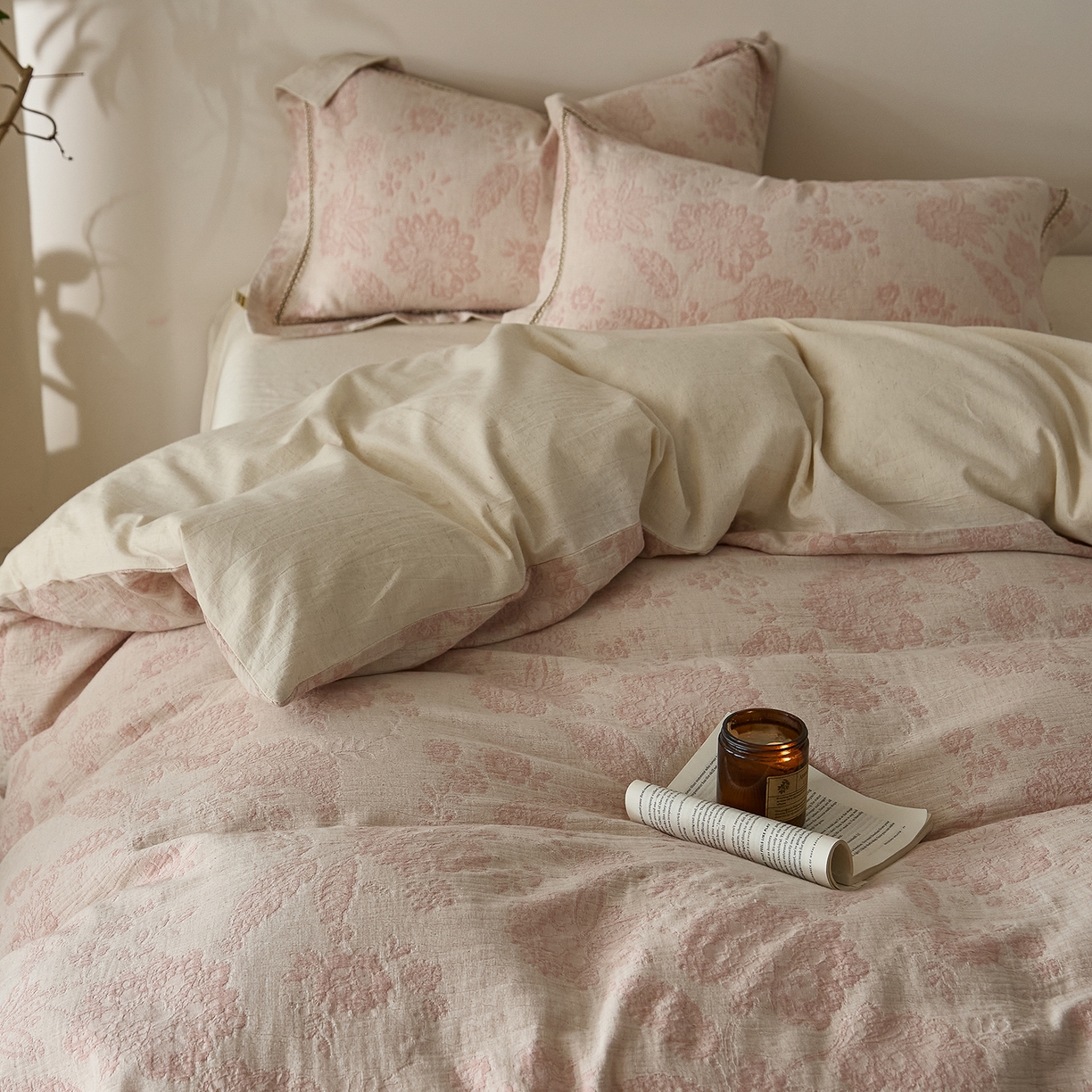 91家纺网 家纺一手货源 找家纺 莱豫家纺 2026新款A类亚麻棉麻色织提花工艺款四件套 樱花调粉