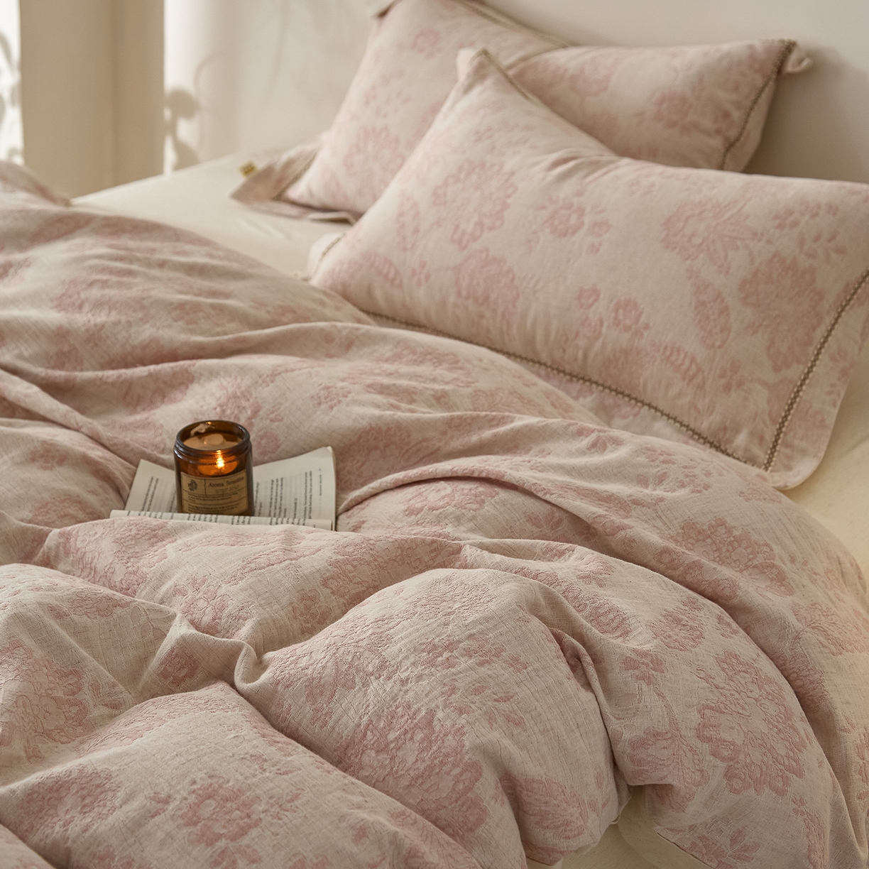 91家纺网 家纺一手货源 找家纺 莱豫家纺 2026新款A类亚麻棉麻色织提花工艺款四件套 樱花调粉