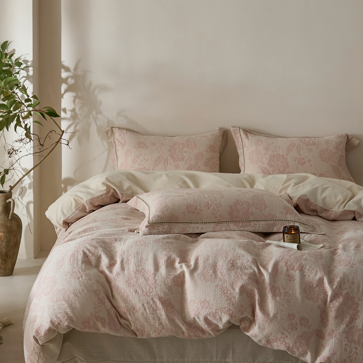 91家纺网 家纺一手货源 找家纺 莱豫家纺 2026新款A类亚麻棉麻色织提花工艺款四件套 樱花调粉