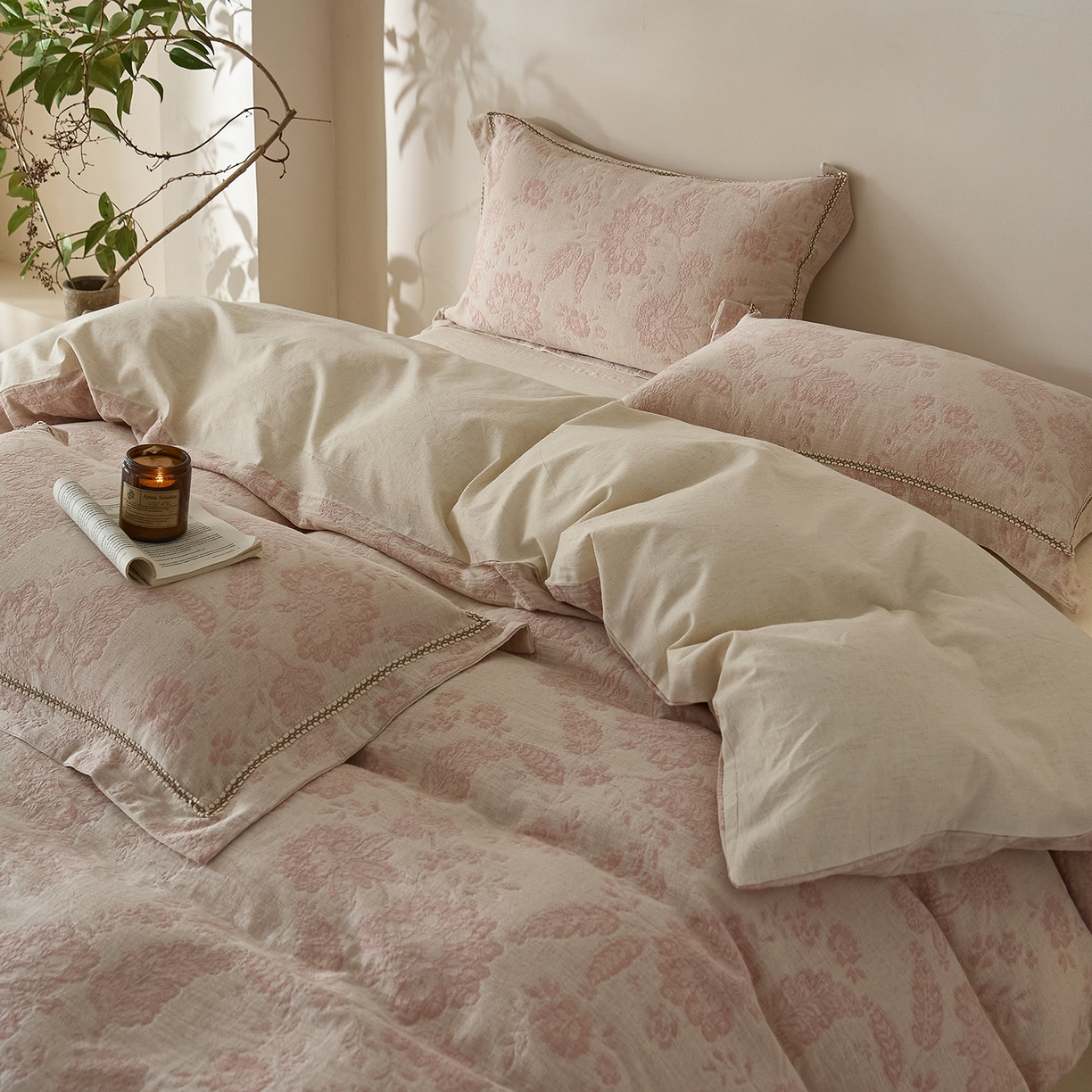 91家纺网 家纺一手货源 找家纺 莱豫家纺 2026新款A类亚麻棉麻色织提花工艺款四件套 樱花调粉