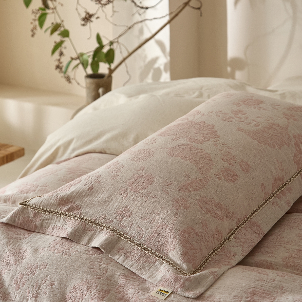 91家纺网 家纺一手货源 找家纺 莱豫家纺 2026新款A类亚麻棉麻色织提花工艺款四件套 樱花调粉