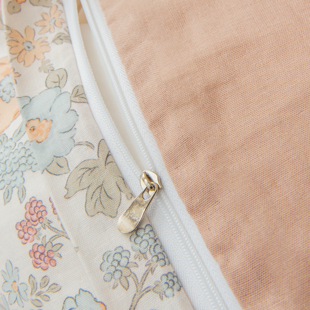 91家纺网 家纺一手货源 找家纺 雯雨家纺 2026春夏新款A类全棉有氧双层纱印花简约款四件套 香水繁花-米