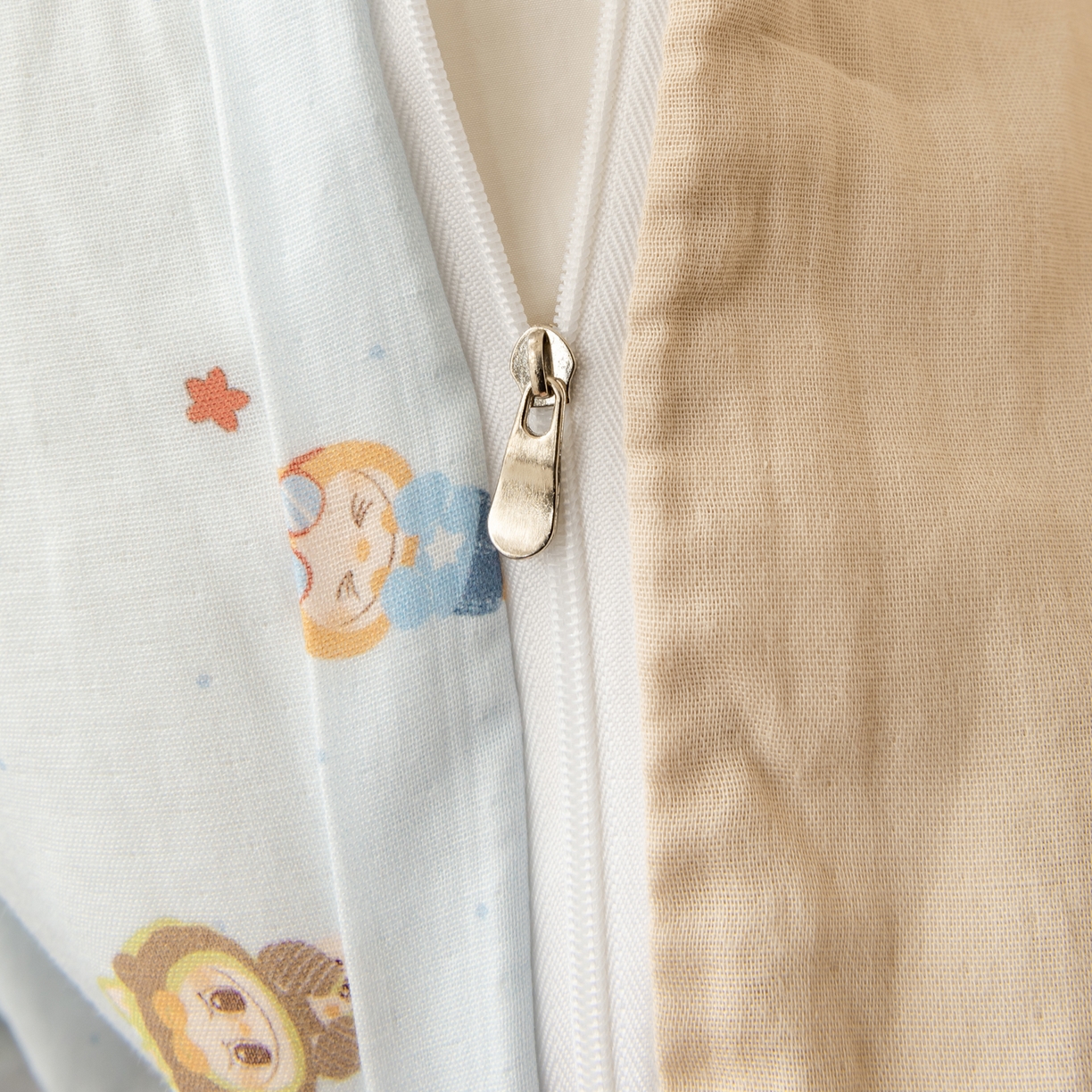 91家纺网 家纺一手货源 找家纺 雯雨家纺 2026春夏新款A类全棉有氧双层纱印花简约款四件套 布精灵