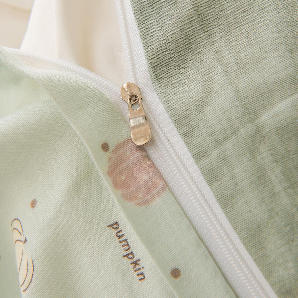 91家纺网 家纺一手货源 找家纺 雯雨家纺 2026春夏新款A类全棉有氧双层纱印花简约款四件套 南语-绿