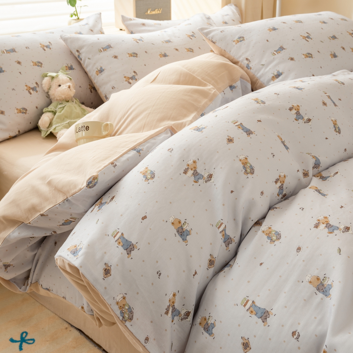 91家纺网 家纺一手货源 找家纺 雯雨家纺 2026春夏新款A类全棉有氧双层纱印花简约款四件套 小熊礼物