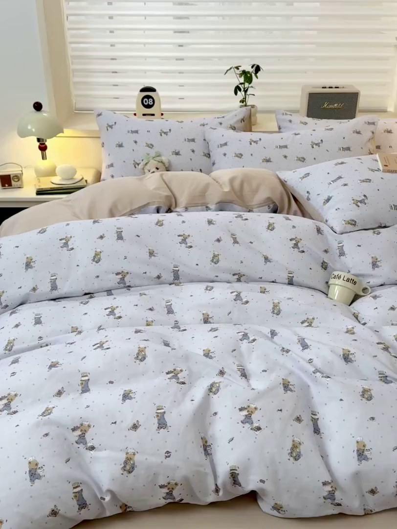 91家纺网 家纺一手货源 找家纺 雯雨家纺 2026春夏新款A类全棉有氧双层纱印花简约款四件套 小熊礼物
