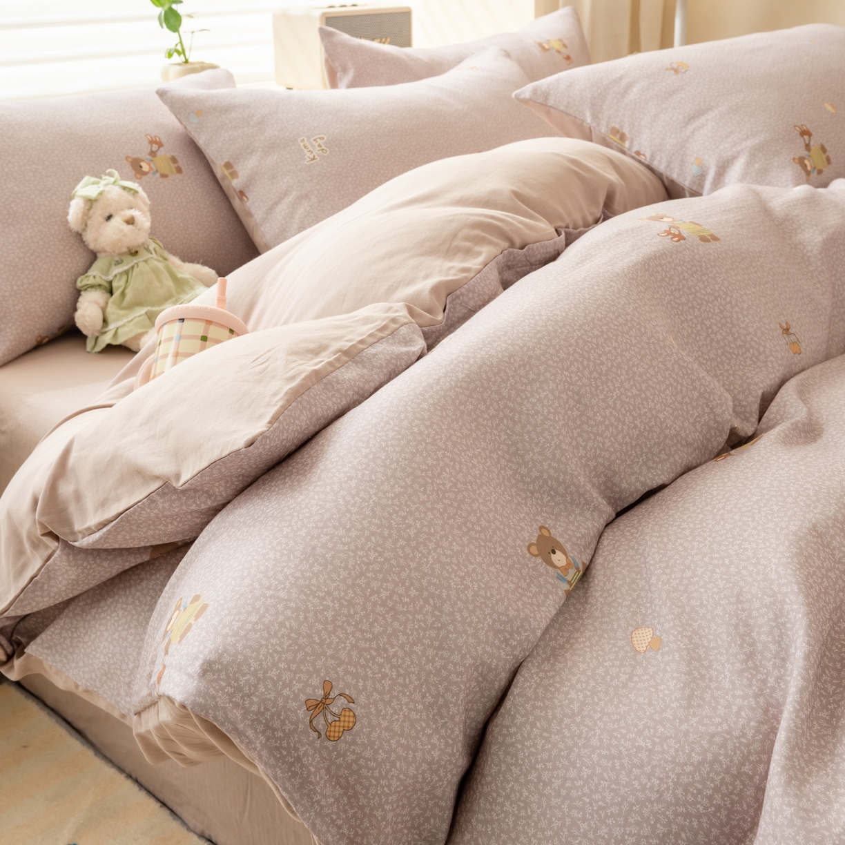 91家纺网 家纺一手货源 找家纺 雯雨家纺 2026春夏新款A类全棉有氧双层纱印花简约款四件套 朱迪熊