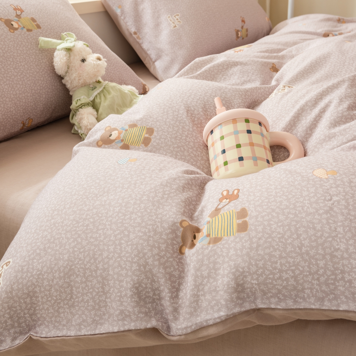 91家纺网 家纺一手货源 找家纺 雯雨家纺 2026春夏新款A类全棉有氧双层纱印花简约款四件套 朱迪熊