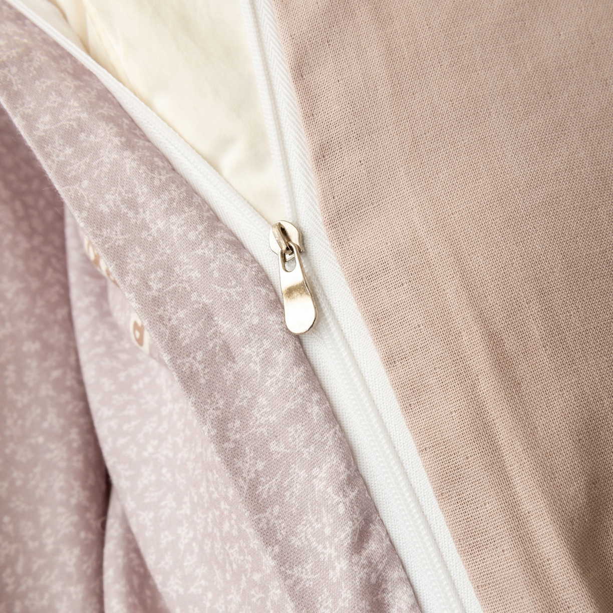 91家纺网 家纺一手货源 找家纺 雯雨家纺 2026春夏新款A类全棉有氧双层纱印花简约款四件套 朱迪熊