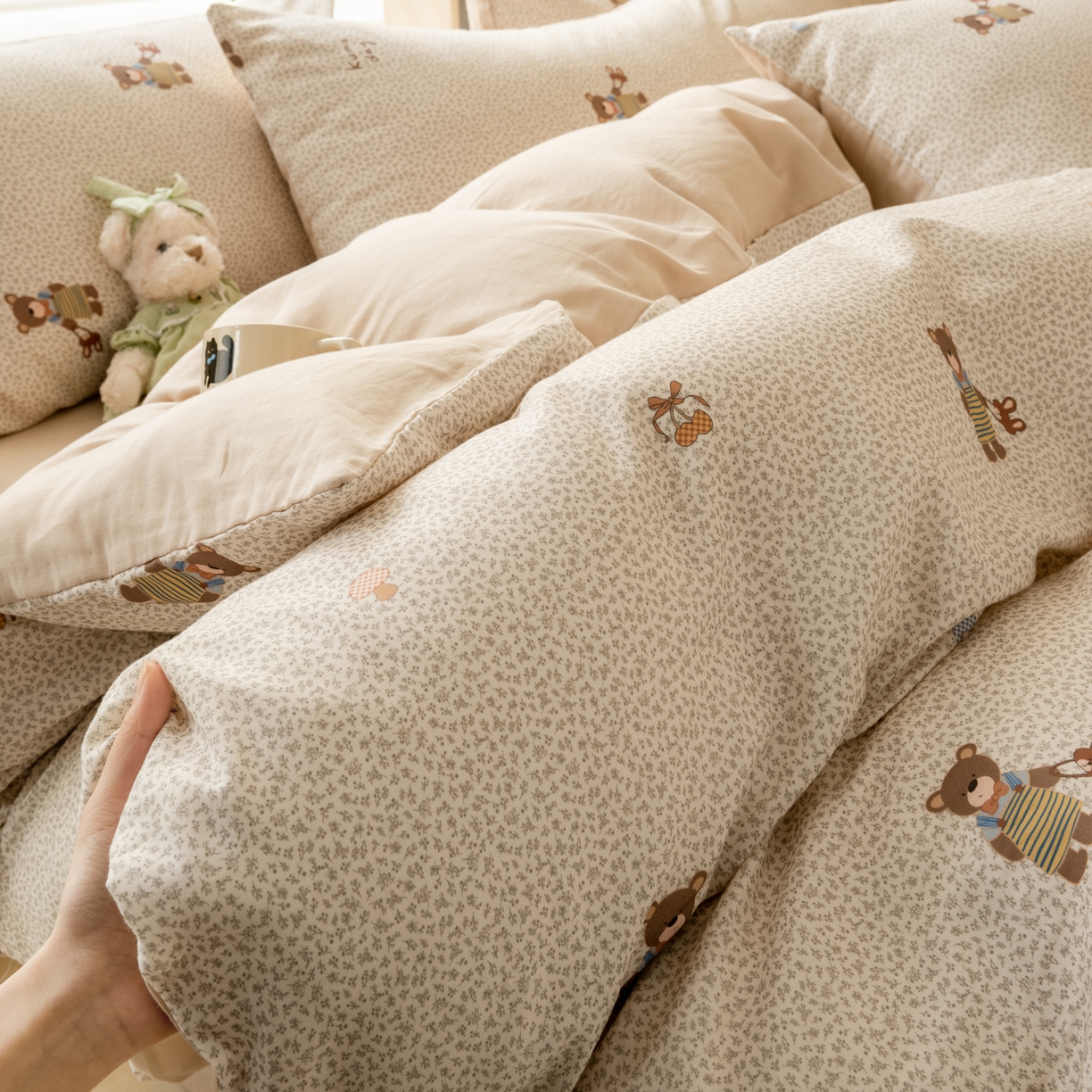 91家纺网 家纺一手货源 找家纺 雯雨家纺 2026春夏新款A类全棉有氧双层纱印花简约款四件套 朱迪熊-米