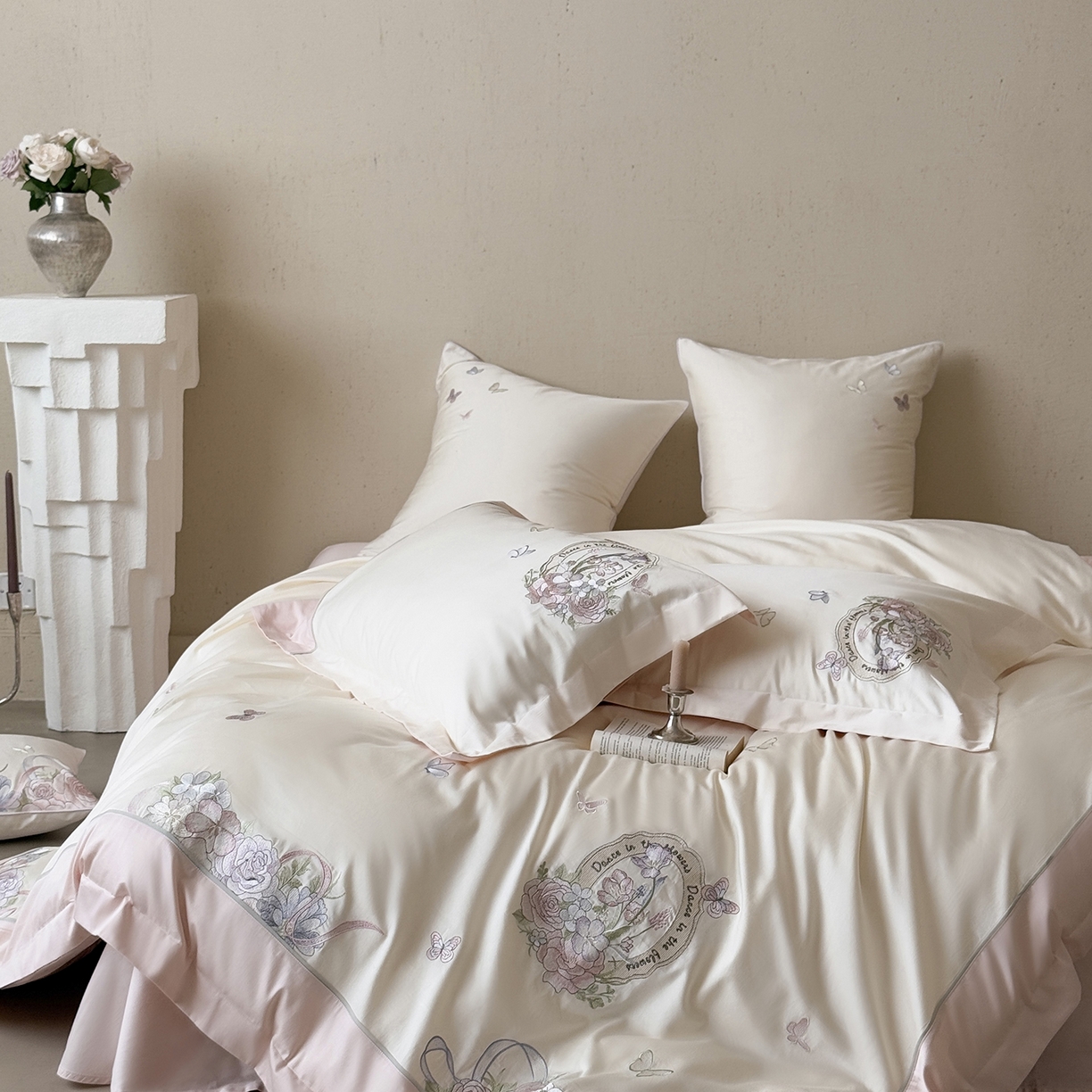 91家纺网 家纺一手货源 找家纺 MIU缪家居 2026新款亲肤舒适100支全棉四件套-爱丽丝梦境（基础控价431，券后控价388） 爱丽丝梦境-花香粉白