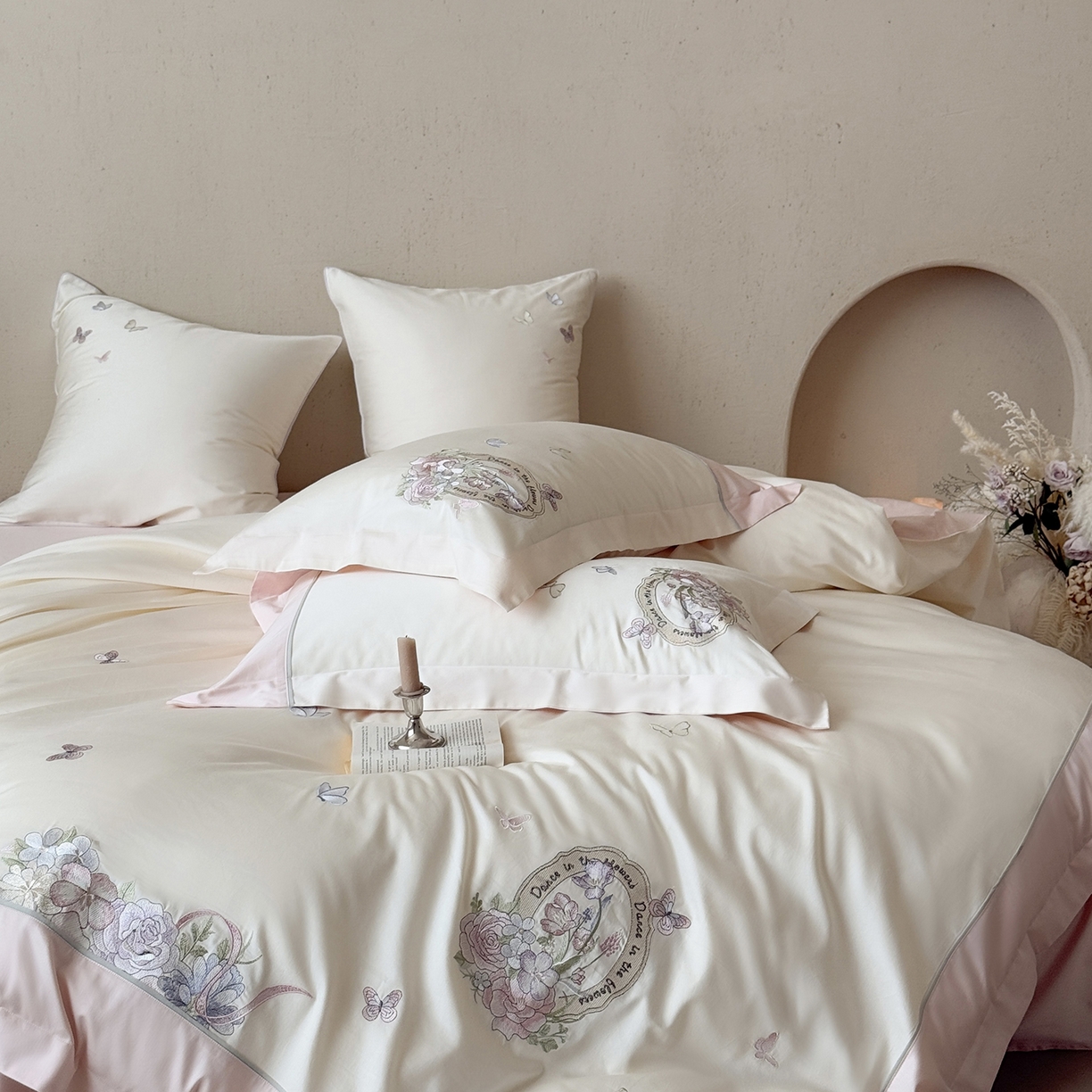 91家纺网 家纺一手货源 找家纺 MIU缪家居 2026新款亲肤舒适100支全棉四件套-爱丽丝梦境（基础控价431，券后控价388） 爱丽丝梦境-花香粉白