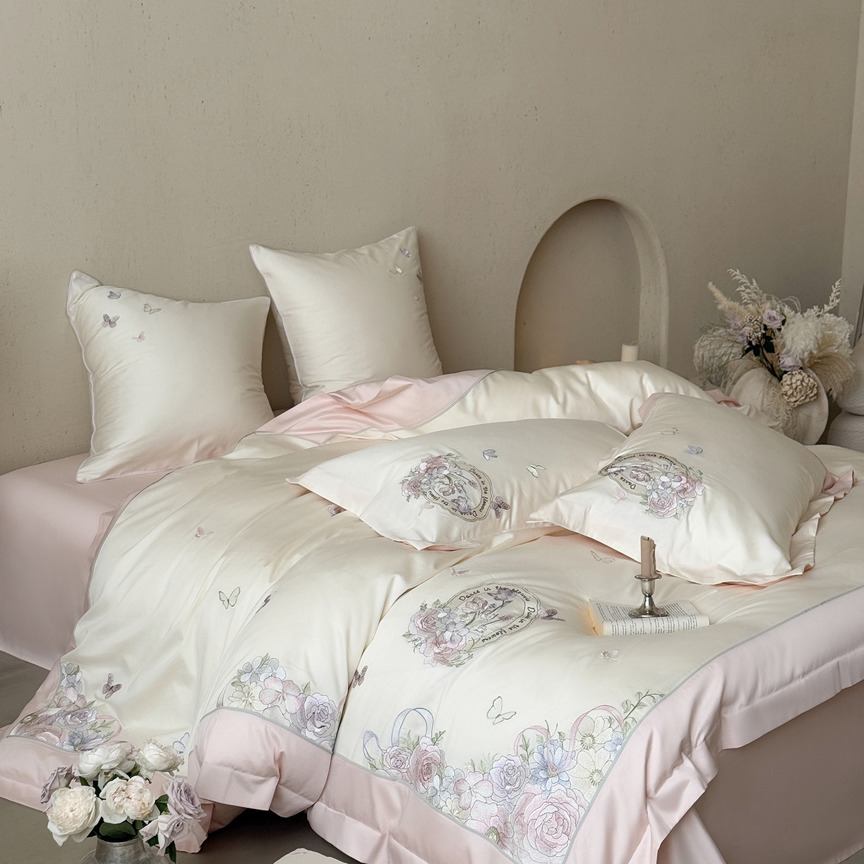 91家纺网 家纺一手货源 找家纺 MIU缪家居 2026新款亲肤舒适100支全棉四件套-爱丽丝梦境（基础控价431，券后控价388） 爱丽丝梦境-花香粉白