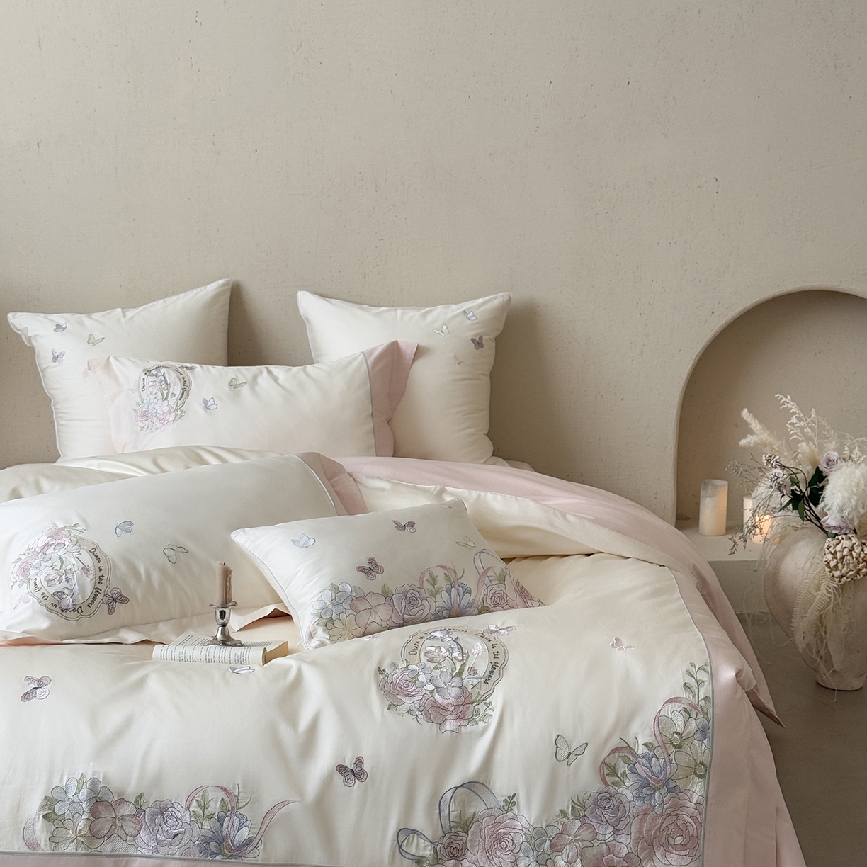 91家纺网 家纺一手货源 找家纺 MIU缪家居 2026新款亲肤舒适100支全棉四件套-爱丽丝梦境（基础控价431，券后控价388） 爱丽丝梦境-花香粉白