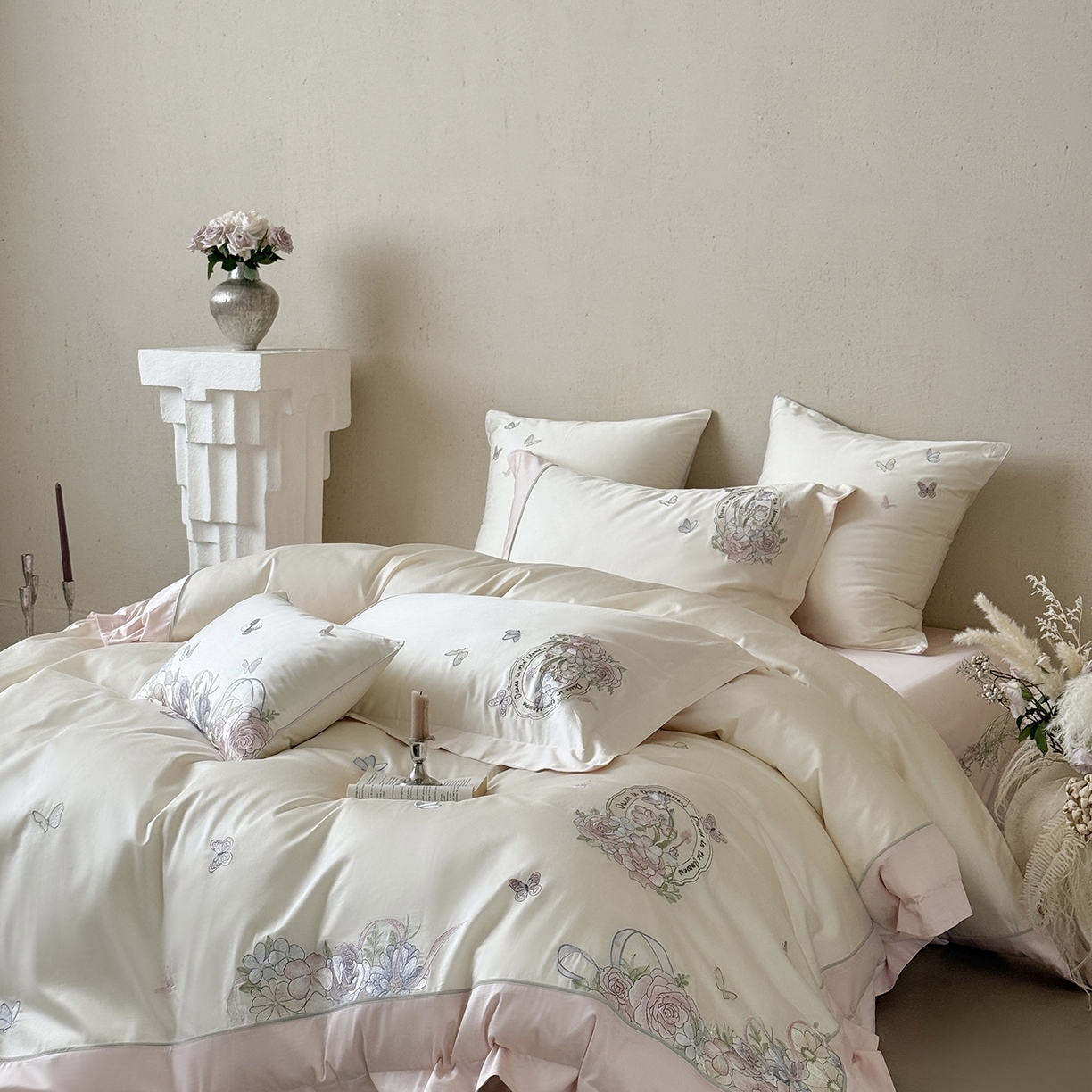 91家纺网 家纺一手货源 找家纺 MIU缪家居 2026新款亲肤舒适100支全棉四件套-爱丽丝梦境（基础控价431，券后控价388） 爱丽丝梦境-花香粉白