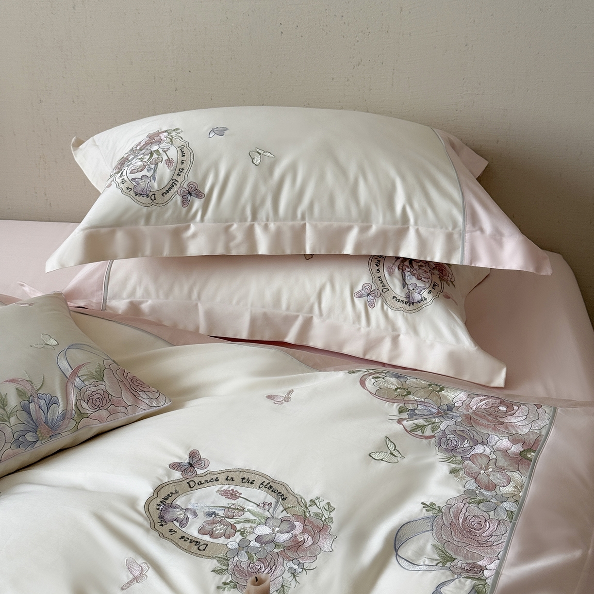 91家纺网 家纺一手货源 找家纺 MIU缪家居 2026新款亲肤舒适100支全棉四件套-爱丽丝梦境（基础控价431，券后控价388） 爱丽丝梦境-花香粉白