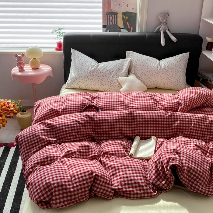 91家纺网 家纺一手货源 找家纺 对白 2026新款ins风全棉色织水洗棉纯棉简约极简格子系列四件套-草莓奶昔【提供买家秀】 草莓奶昔（枕套小花）