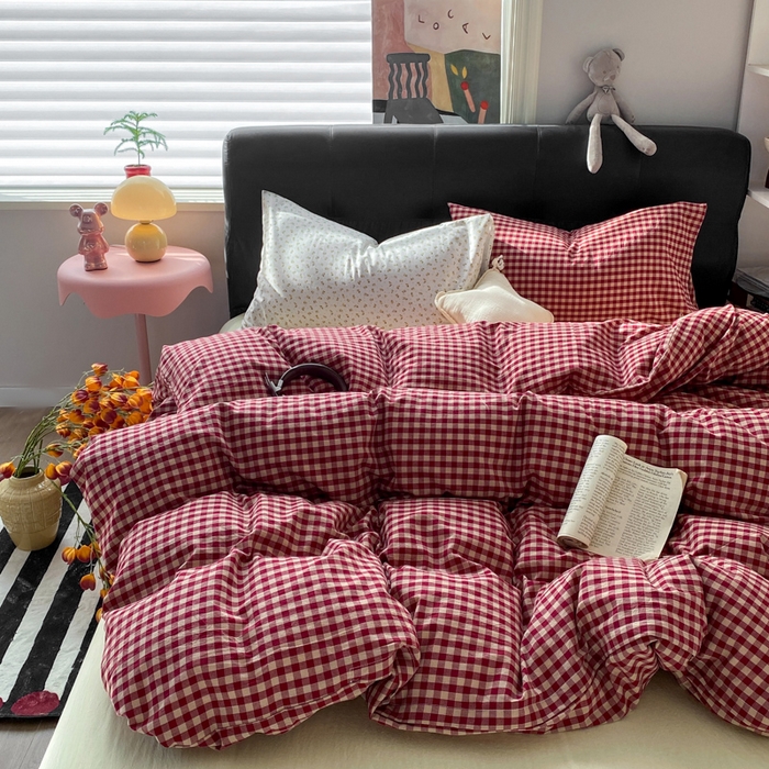 91家纺网 家纺一手货源 找家纺 对白 2026新款ins风全棉色织水洗棉纯棉简约极简格子系列四件套-草莓奶昔【提供买家秀】 草莓奶昔（枕套格子+小花）