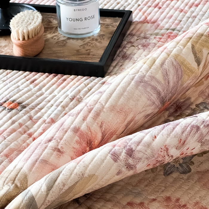 91家纺网 家纺一手货源 找家纺 Mr.pig猪先生水洗棉 2026新款全棉数码印花夹棉床盖单件床盖三件套（展示价格为控价，实际价格请联系客服） 繁花梦语