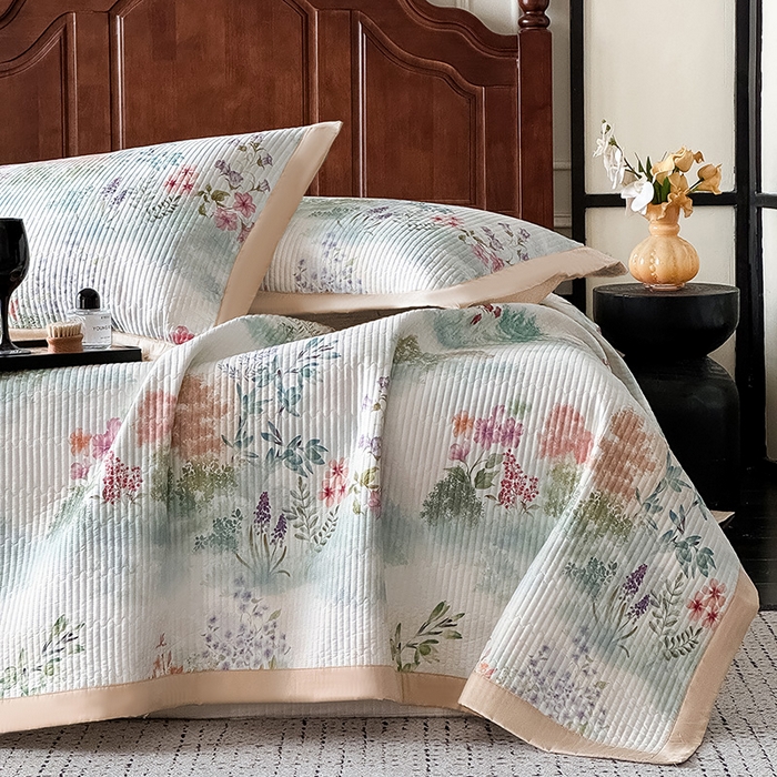 91家纺网 家纺一手货源 找家纺 Mr.pig猪先生水洗棉 2026新款全棉数码印花夹棉床盖单件床盖三件套（展示价格为控价，实际价格请联系客服） 春日絮语