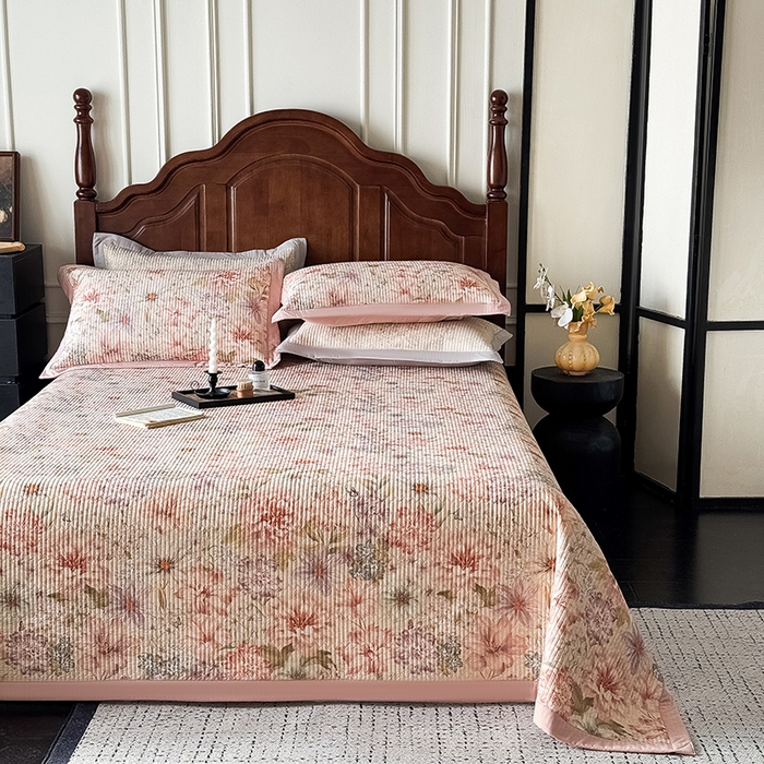 91家纺网 家纺一手货源 找家纺 Mr.pig猪先生水洗棉 2026新款全棉数码印花夹棉床盖单件床盖三件套（展示价格为控价，实际价格请联系客服） 繁花梦语