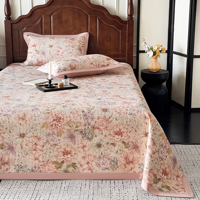 91家纺网 家纺一手货源 找家纺 Mr.pig猪先生水洗棉 2026新款全棉数码印花夹棉床盖单件床盖三件套（展示价格为控价，实际价格请联系客服） 繁花梦语