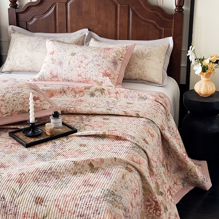 91家纺网 家纺一手货源 找家纺 Mr.pig猪先生水洗棉 2026新款全棉数码印花夹棉床盖单件床盖三件套（展示价格为控价，实际价格请联系客服） 繁花梦语