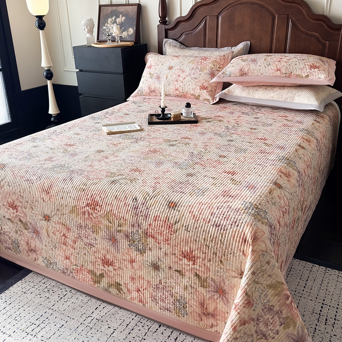 91家纺网 家纺一手货源 找家纺 Mr.pig猪先生水洗棉 2026新款全棉数码印花夹棉床盖单件床盖三件套（展示价格为控价，实际价格请联系客服） 繁花梦语