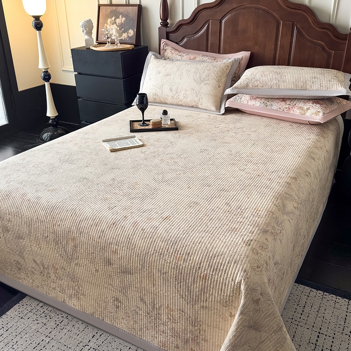 91家纺网 家纺一手货源 找家纺 Mr.pig猪先生水洗棉 2026新款全棉数码印花夹棉床盖单件床盖三件套（展示价格为控价，实际价格请联系客服） 梦蝶