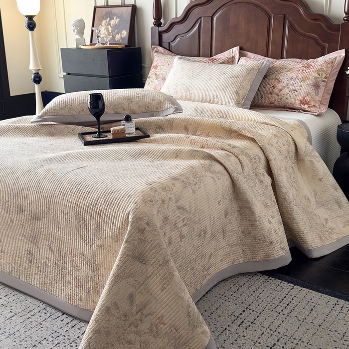 91家纺网 家纺一手货源 找家纺 Mr.pig猪先生水洗棉 2026新款全棉数码印花夹棉床盖单件床盖三件套（展示价格为控价，实际价格请联系客服） 梦蝶