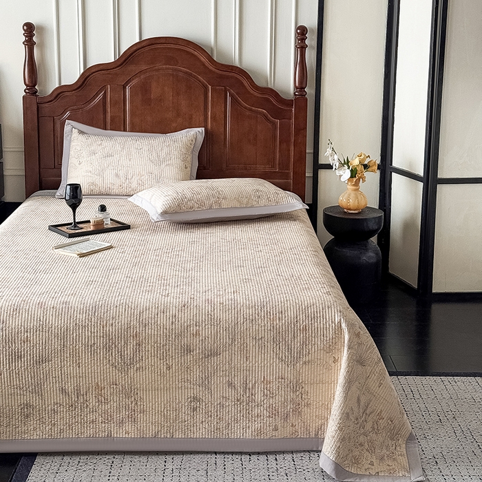 91家纺网 家纺一手货源 找家纺 Mr.pig猪先生水洗棉 2026新款全棉数码印花夹棉床盖单件床盖三件套（展示价格为控价，实际价格请联系客服） 梦蝶