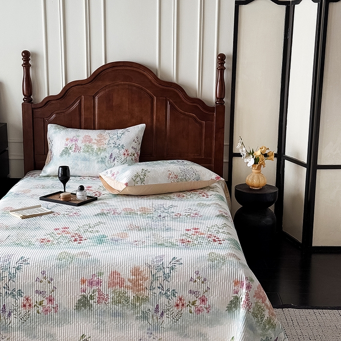 91家纺网 家纺一手货源 找家纺 Mr.pig猪先生水洗棉 2026新款全棉数码印花夹棉床盖单件床盖三件套（展示价格为控价，实际价格请联系客服） 春日絮语