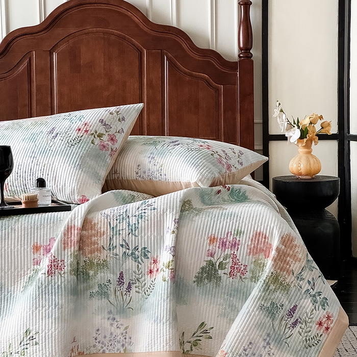 91家纺网 家纺一手货源 找家纺 Mr.pig猪先生水洗棉 2026新款全棉数码印花夹棉床盖单件床盖三件套（展示价格为控价，实际价格请联系客服） 春日絮语