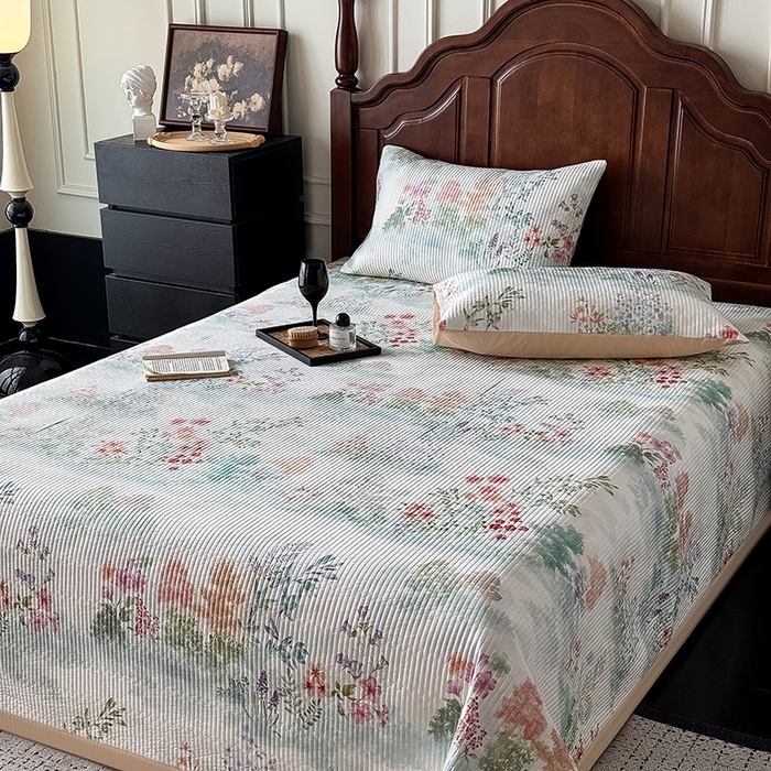 91家纺网 家纺一手货源 找家纺 Mr.pig猪先生水洗棉 2026新款全棉数码印花夹棉床盖单件床盖三件套（展示价格为控价，实际价格请联系客服） 春日絮语