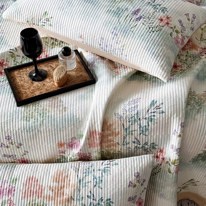 91家纺网 家纺一手货源 找家纺 Mr.pig猪先生水洗棉 2026新款全棉数码印花夹棉床盖单件床盖三件套（展示价格为控价，实际价格请联系客服） 春日絮语