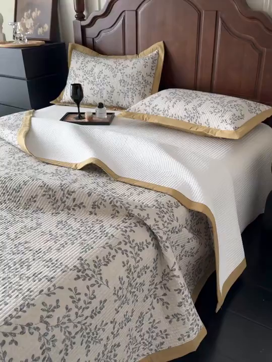 91家纺网 家纺一手货源 找家纺 Mr.pig猪先生水洗棉 2026新款全棉数码印花夹棉床盖单件床盖三件套（展示价格为控价，实际价格请联系客服） 花野