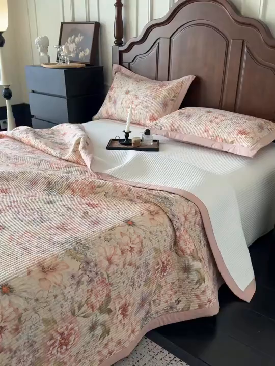 91家纺网 家纺一手货源 找家纺 Mr.pig猪先生水洗棉 2026新款全棉数码印花夹棉床盖单件床盖三件套（展示价格为控价，实际价格请联系客服） 繁花梦语